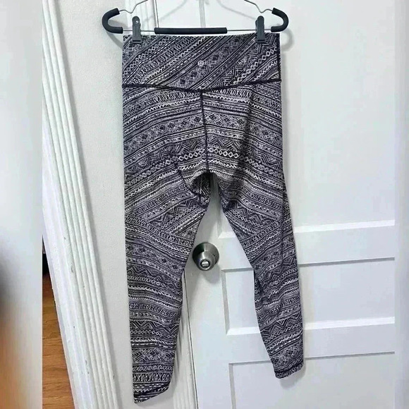 Lululemon Wunder Under
High-Rise Leggings 28" Full-On
Luxtreme Tribal Pace - Picture 2 of 6